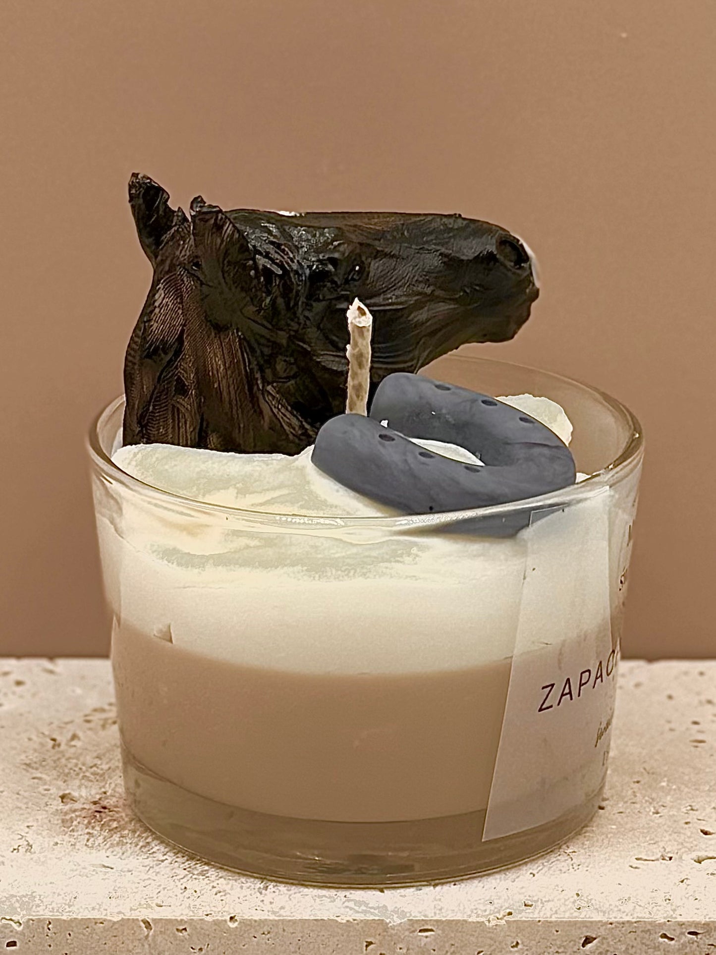 Świeca sojowa o zapachu Stajni (Replay)