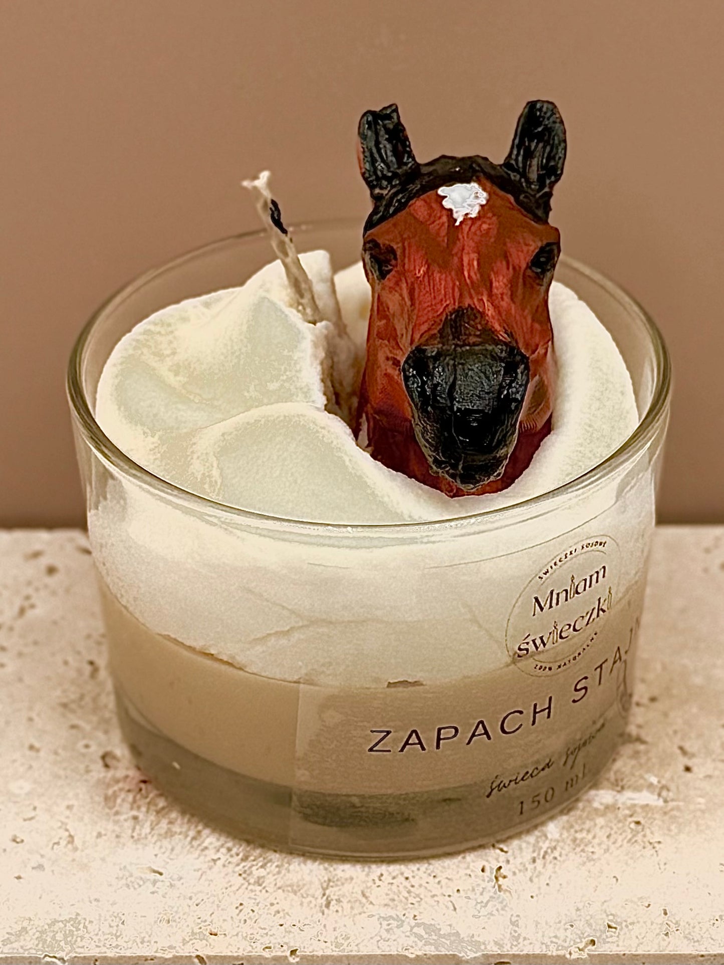 Świeca sojowa o zapachu Stajni (Lucas)