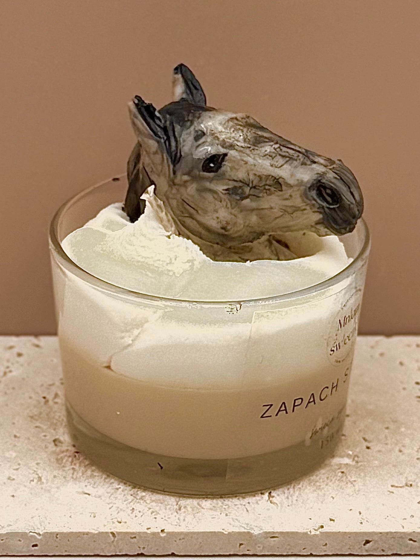 Świeca sojowa o zapachu Stajni