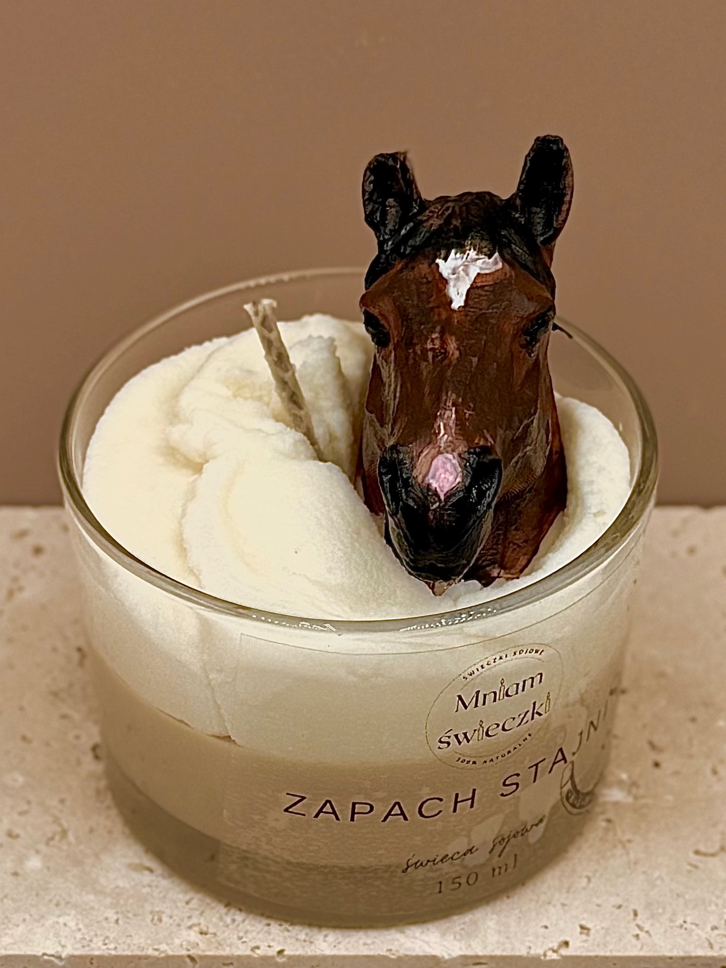 Świeca sojowa o zapachu Stajni (Pina Colada)