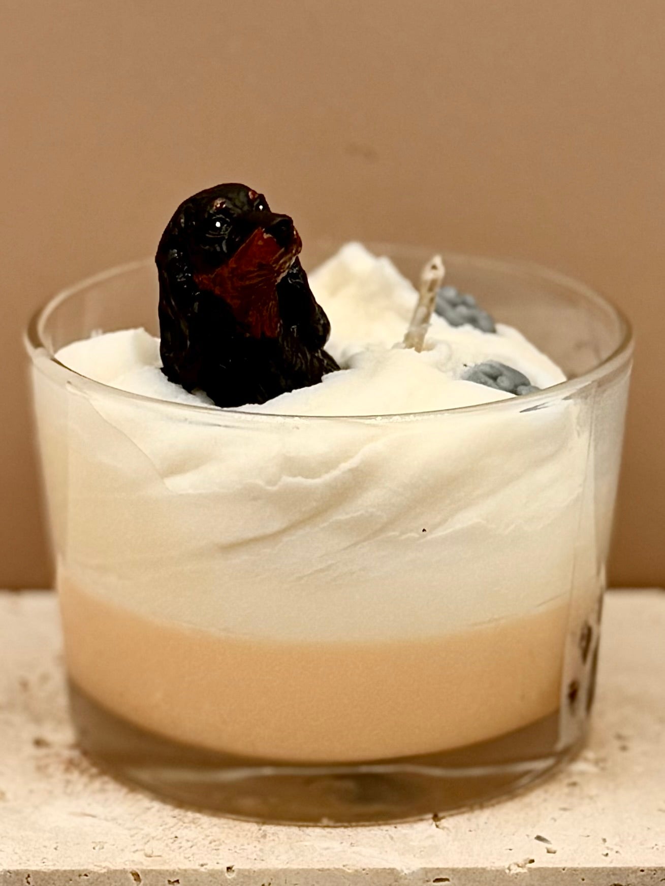 Świeca sojowa o zapachu psich łapek - Jamnik